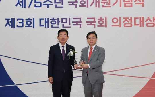 태영호(오른쪽) 국민의힘 의원이 31일 오후 국회 본청 로텐더홀에서 열린 제75주년 국회 개원기념식에 참석해, 제3회 대한민국 국회 의정대상 수상자 중 일원으로 김진표 국회의장과 함께 기념사진을 찍고 있다.<태영호 국회의원 페이스북 사진 갈무리>